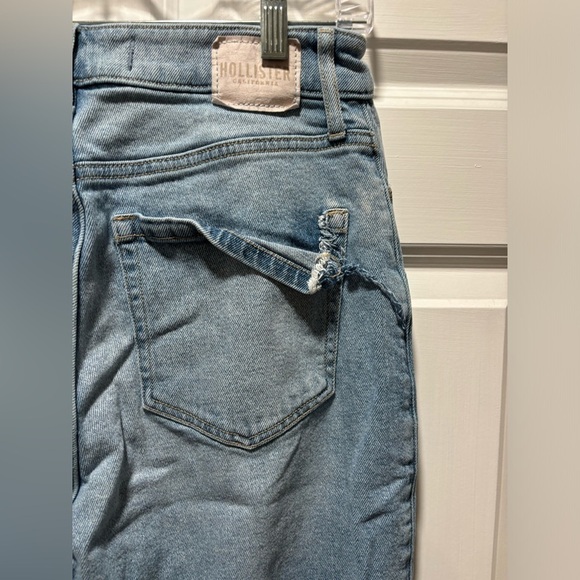Hollister Ultra Rise Dad Jeans​​​​​​​​ - Picture 6 of 8